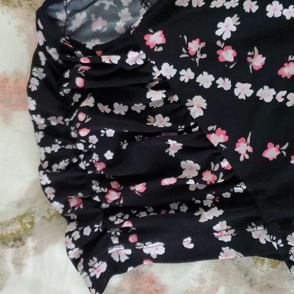 5/$25 - Floral lightweight tee - sz. S - Picture 7 of 7